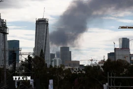 Khói bốc lên tại thành phố Tel Aviv, Israel sau các vụ phóng tên lửa đáp trả của Iran hướng tới lãnh thổ Israel, ngày 28/2/2026. (Ảnh: THX/TTXVN)