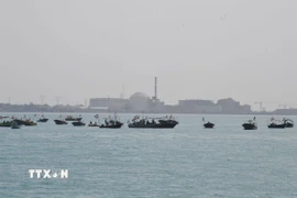 Tàu của Lực lượng Vệ binh Cách mạng Hồi giáo Iran (IRGC) tại một lễ kỷ niệm ở Vịnh Persian. (Ảnh: THX/TTXVN)