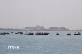 Tàu của Lực lượng Vệ binh Cách mạng Hồi giáo Iran (IRGC) tại một lễ kỷ niệm ở Vịnh Persian. (Ảnh: THX/TTXVN)