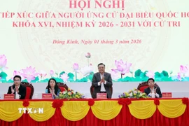 Chủ nhiệm Ủy ban Kiểm tra Trung ương Trần Sỹ Thanh cùng các ứng cử viên đại biểu Quốc hội khóa XVI, thuộc đơn vị bầu cử số 1 tỉnh Lạng Sơn tiếp xúc cử tri vận động bầu cử trực tiếp tại phường Đông Kinh. (Ảnh: Văn Đạt/TTXVN)
