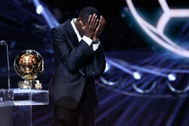 Dembele rơi lệ khi phát biểu tại lễ trao giải Quả bóng Vàng 2025. (Nguồn: AP)