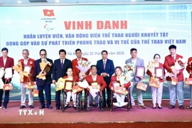 Vinh danh Huấn luyện viên, vận động viên thể thao người khuyết tật đóng góp vào sự phát triển phong trào và vị thế của thể thao Việt Nam. (Ảnh: TTXVN phát)