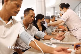 Hoạt động khám chữa bệnh của các y bác sĩ bệnh viện Bạch Mai cơ sở Ninh Bình trong ngày đầu khai trương. (Ảnh: Tiến Long/TTXVN phát)
