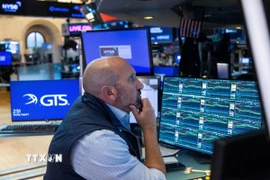 Giao dịch viên trên sàn chứng khoán New York, Mỹ. (Ảnh: THX/TTXVN)