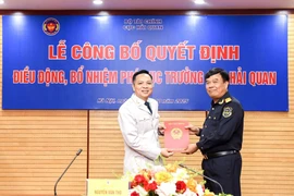 Cục trưởng Cục Hải quan Nguyễn Văn Thọ trao Quyết định tân Phó cục trưởng Nguyễn Thành Hưng. (Nguồn: Cục Hải quan)