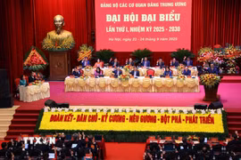 Các đại biểu biểu quyết thông qua Nghị quyết Đại hội Đảng bộ các cơ quan Đảng Trung ương lần thứ nhất, nhiệm kỳ 2025-2030. (Ảnh: Văn Điệp/TTXVN)