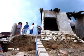 Tình trạng sạt lở xảy ra nghiêm trọng tại xóm Vĩnh Hoàn, xã Con Cuông, tỉnh Nghệ An khiến người dân nơm nớp lo sợ. (Ảnh: Văn Tý/TTXVN)