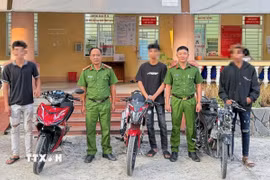 Nhóm "quái xế" có hành vi bốc đầu, lạng lách bị lập biên bản xử lý, đồng thời tịch thu phương tiện. (Ảnh: Đậu Tất Thành/TTXVN)
