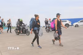 Du khách nước ngoài đến Bến phà Đồng Bài. (Ảnh: Minh Thu/TTXVN)