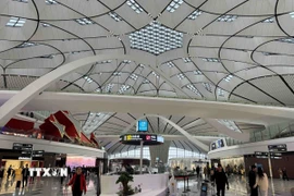 Hành khách tại sân bay Đại Hưng, Bắc Kinh. (Ảnh: Công Tuyên/TTXVN)