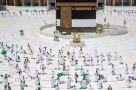 Các tín đồ Hồi giáo cầu nguyện tại Đền thờ Lớn ở thánh địa Mecca, Saudi Arabia, trong lễ hành hương Hajj. (Ảnh: THX/TTXVN)