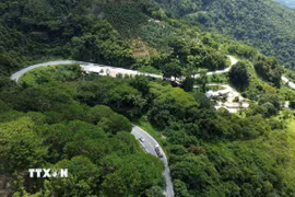 Đèo Ngoạn Mục dài khoảng 18km, uốn lượn qua các sườn núi, giữ vai trò cửa ngõ kết nối cao nguyên Lâm Đồng với vùng duyên hải Nam Trung Bộ. (Ảnh: Nguyễn Huy Thành/TTXVN)