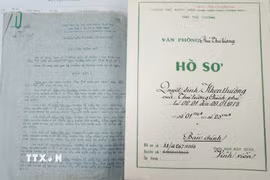 Hồ sơ quyết định khen thưởng của Thủ tướng Chính phủ về việc tặng thưởng Bằng “Tổ quốc ghi công” cho gia đình các liệt sỹ, trong đó có Quyết định số 04TtgA tặng cho gia đình liệt sỹ Huỳnh Văn Quên. (Ảnh: Chu Thanh Vân/TTXVN)