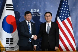 Thứ trưởng Ngoại giao phụ trách vấn đề chiến lược và tình báo Jeong Yeon Doo (phải) và quyền Đại sứ Mỹ tại Hàn Quốc Kevin Kim. (Nguồn: Yonhap)