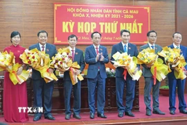 Chủ tịch Hội đồng Nhân dân tỉnh Phạm Văn Thiều tặng hoa chúc mừng các Phó Ban Hội đồng Nhân dân tỉnh. (Ảnh: Huỳnh Anh/TTXVN)