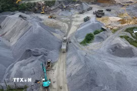 Khai thác đá xây dựng tại mỏ đá tại tỉnh Lào Cai. (Ảnh: Quốc Khánh/TTXVN)