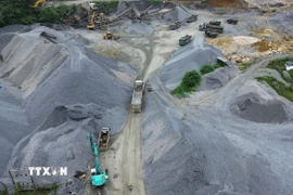 Khai thác đá xây dựng tại mỏ đá tại tỉnh Lào Cai. (Ảnh: Quốc Khánh/TTXVN)