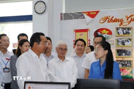 Chủ tịch Ủy ban Nhân dân Thành phố Hồ Chí Minh Nguyễn Văn Được đến kiểm tra thực tế việc vận hành chính thức bộ máy chính quyền phường Dĩ An. (Ảnh: Huyền Trang/TTXVN)