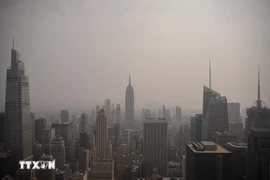Khói mù ô nhiễm bao phủ bầu trời tại New York (Mỹ) trong một bức ảnh tư liệu. (Ảnh: Getty Images/TTXVN)