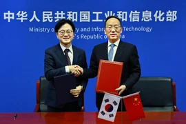 Ông Lý Lạc Thành, Bộ trưởng Bộ Công nghiệp và Công nghệ thông tin Trung Quốc (phải) và Bộ trưởng Bộ Công nghiệp, Thương mại và Năng lượng Hàn Quốc Kim Jung Kwan. (Nguồn: Yonhap)