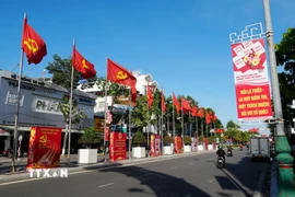 Cờ, hoa và panô tuyên truyền về cuộc bầu cử đại biểu Quốc hội khóa XVI và đại biểu Hội đồng nhân dân các cấp nhiệm kỳ 2026-2031 được trang trí trên tuyến đường 16 tháng 4 phường Phan Rang (Khánh Hòa). (Ảnh: Nguyễn Thành/TTXVN)
