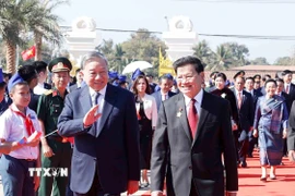 Tổng Bí thư Tô Lâm cùng Tổng Bí thư, Chủ tịch nước Lào Thongloun Sisoulith dự khánh thành Công viên Hữu nghị Lào-Việt Nam. (Ảnh: Thống Nhất/TTXVN)