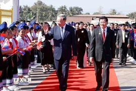 Tổng Bí thư Tô Lâm cùng Tổng Bí thư, Chủ tịch nước Lào Thongloun Sisoulith dự khánh thành Công viên Hữu nghị Lào-Việt Nam. (Ảnh: Thống Nhất/TTXVN)
