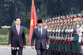 Chủ tịch nước Lương Cường và Quốc vương Brunei Darussalam Haji Hassanal Bolkiah duyệt Đội danh dự Quân đội nhân dân Việt Nam. (Ảnh: Lâm Khánh/TTXVN)