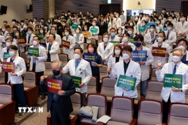 Các giáo sư y khoa biểu tình phản đối kế hoạch tăng chỉ tiêu tuyển sinh của Chính phủ tại trường Đại học Hàn Quốc ở Seoul ngày 25/3/2024. (Ảnh: Yonhap/TTXVN)