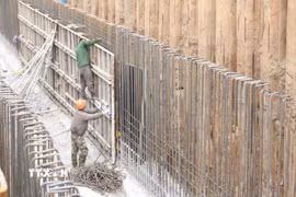 Khẩn trương thi công các hạng mục công trình tiêu thoát nước để xử lý úng ngập trên đường Hoàng Minh Thảo. (Ảnh: Nguyễn Thắng/TTXVN)