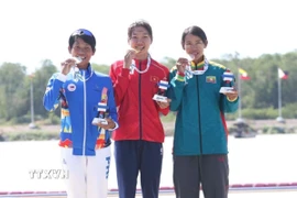 Hồ Thị Duy (giữa) giành HCV đầu tiên cho Việt Nam trong ngày 17/12. (Ảnh: TTXVN phát)