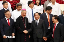 Ông Trịnh Văn Quyết (phải) chúc mừng Đức Tổng Giám mục Nguyễn Năng (trái), Tổng Giám mục Giáo phận Thành phố Hồ Chí Minh nhân mùa Giáng sinh 2025. (Ảnh: Xuân Khu/TTXVN)