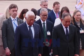 Chủ tịch Hội đồng châu Âu vào Lăng viếng Chủ tịch Hồ Chí Minh