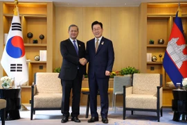 Tổng thống Hàn Quốc Lee Jae Myung hội đàm với Thủ tướng Campuchia Hun Manet tại Malaysia. (Nguồn: Newsis)