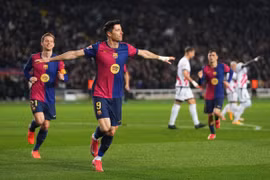 Lewandowski ghi bàn đưa Barcelona lên ngôi đầu La Liga. (Nguồn: Getty Images)