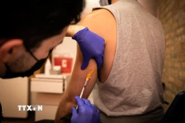 Tiêm vaccine phòng bệnh đậu mùa khỉ cho người dân. (Ảnh: THX/TTXVN)