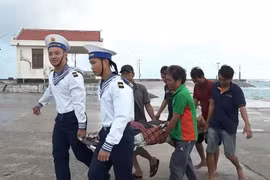 Cấp cứu ngư dân gặp tai nạn lao động.