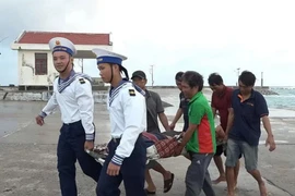 Cấp cứu ngư dân gặp tai nạn lao động.