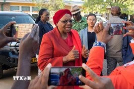 Bà Netumbo Nandi-Ndaitwah (giữa) phát biểu với báo giới bên ngoài điểm bầu cử ở Windhoek, Namibia ngày 27/11/2024. (Ảnh: THX/TTXVN)