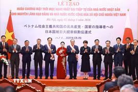 Thủ tướng Lê Minh Hưng và Thủ tướng Nhật Bản Takaichi Sanae cùng các đại biểu chụp ảnh chung. (Ảnh: Dương Giang/TTXVN)