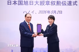 Thủ tướng Nhật Bản Takaichi Sanae trao Huân chương Mặt trời mọc hạng nhất Đại thập tự của Nhà nước Nhật Bản cho nguyên Tổng Bí thư Nông Đức Mạnh. (Ảnh: Dương Giang/TTXVN)