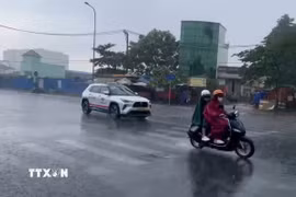 Cơn mưa vào chiều 2/5 trên đường Hồ Học Lãm, phường An Lạc. (Ảnh: Hồng Đạt/TTXVN)