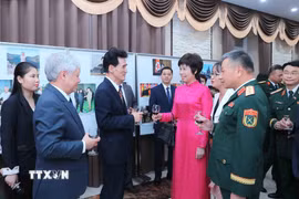 Các đại biểu chúc mừng Đại sứ cùng cán bộ nhân viên Đại sứ quán Triều Tiên tại Việt Nam nhân dịp kỷ niệm 80 năm ngày thành lập Đảng Lao động Triều Tiên (10/10/1954-10/10/2025). (Ảnh: An Đăng/TTXVN)