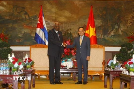 Bí thư Thành ủy Thành phố Hồ Chí Minh Trần Lưu Quang tiếp Chủ tịch Quốc hội Cuba Esteban Lazo Hernandez. (Ảnh: Thanh Vũ/TTXVN)