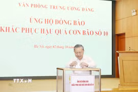 Tổng Bí thư Tô Lâm ủng hộ đồng bào khắc phục hậu quả cơn bão số 10. (Ảnh: Thống Nhất/TTXVN)