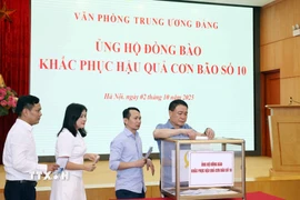 Cán bộ, nhân viên văn phòng Trung ương ủng hộ đồng bào khắc phục hậu quả cơn bão số 10. (Ảnh: Thống Nhất/TTXVN)