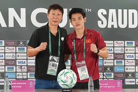 HLV Kim Sang-sik và Đình Bắc tại buổi họp báo.