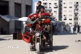 Người dân Palestine sơ tán tránh xung đột tại Gaza. (Ảnh: THX/TTXVN)