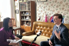 Nhà nghiên cứu Kyril Whittaker trả lời phỏng vấn phóng viên TTXVN tại Anh. (Ảnh: Phong Hà/TTXVN)