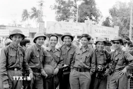 Phóng viên Thông tấn xã Giải phóng và Việt Nam Thông tấn xã tham gia đưa tin trong Chiến dịch Hồ Chí Minh, tháng 4/1975. (Ảnh: TTXVN)